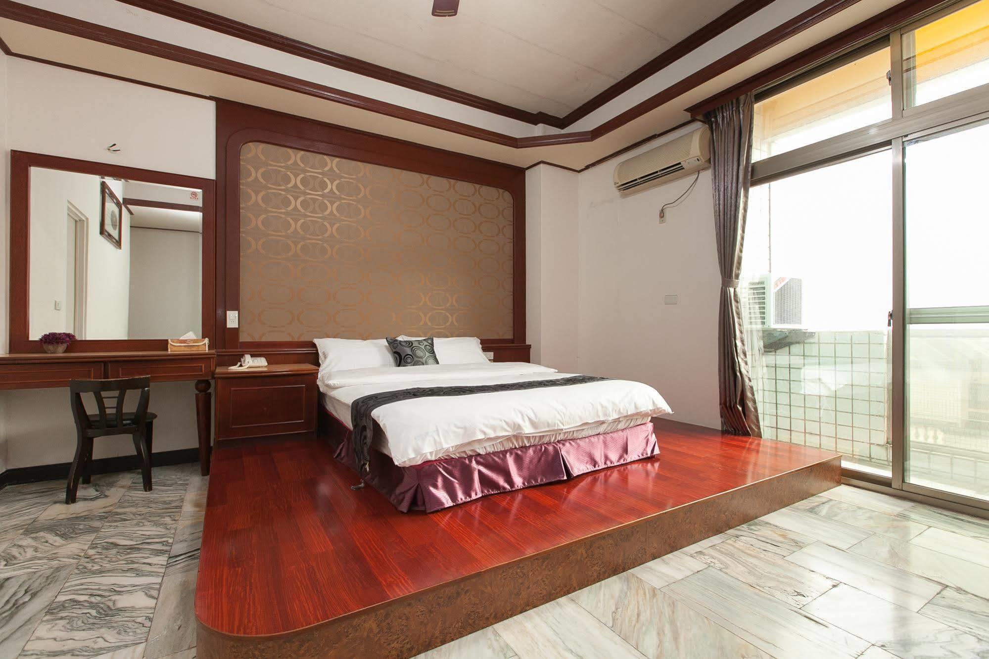 陶陶居商旅 Tautauchu Hotel Città di Hualien Esterno foto