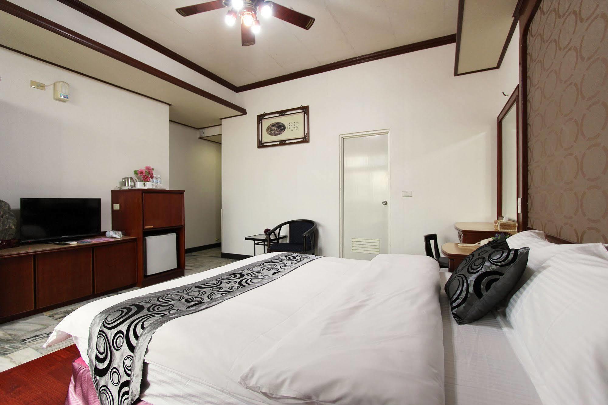陶陶居商旅 Tautauchu Hotel Città di Hualien Esterno foto